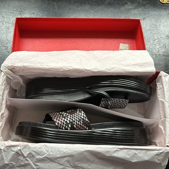 Donald J Pliner Fifi slides - Picture 9 of 10